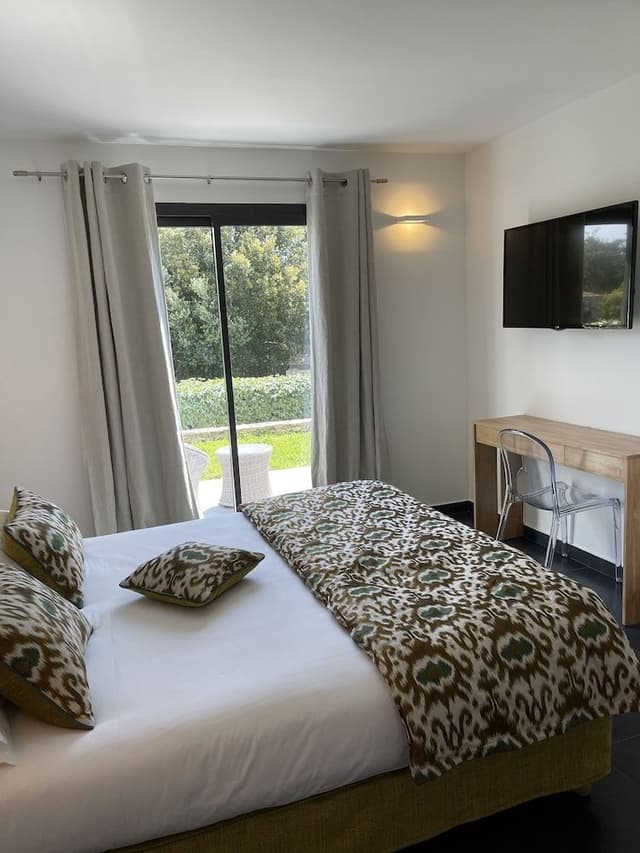 Standard Double Room, 1 Queen Bed