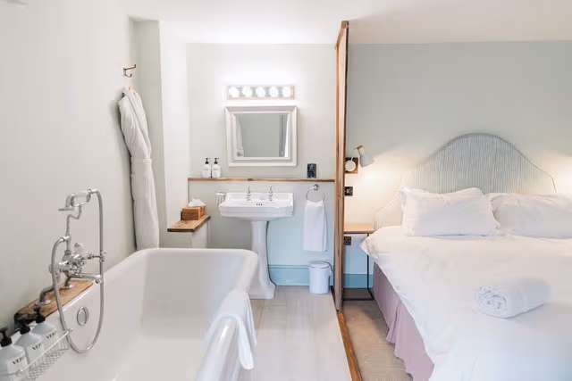Double Room, 1 King Bed, Bathtub