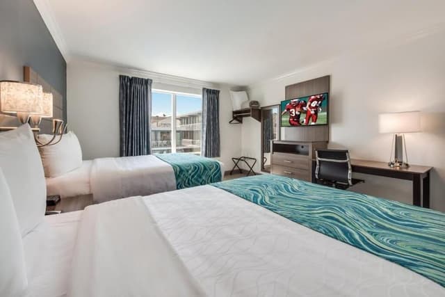 Luxury Suite, Multiple Beds, Balcony (Smoke Free)