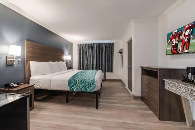 Deluxe Room, 1 King Bed, Accessible (Smoke Free)