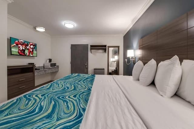 Deluxe Room, 1 King Bed, Accessible (Smoke Free)