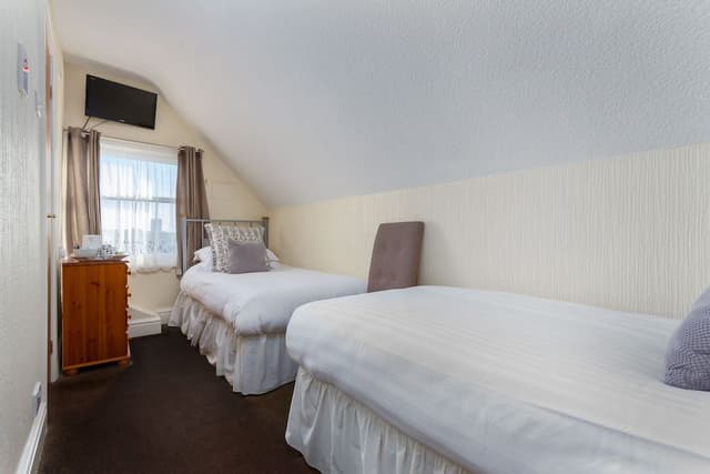 Standard Twin Room, Ensuite (Age 35 and older)