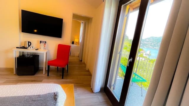 Suite, Lake View