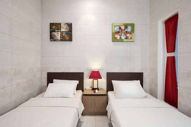 Deluxe Room, Poolside