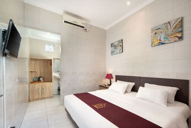 Deluxe Room, Poolside