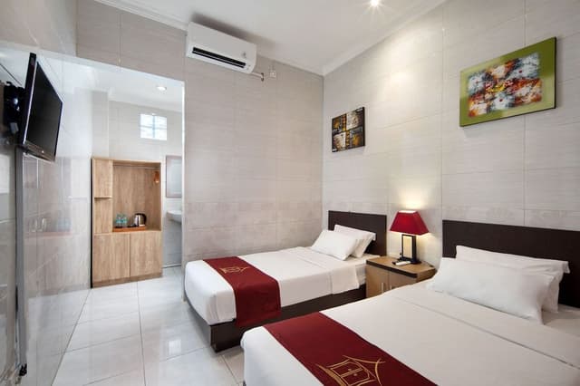 Deluxe Room, Poolside