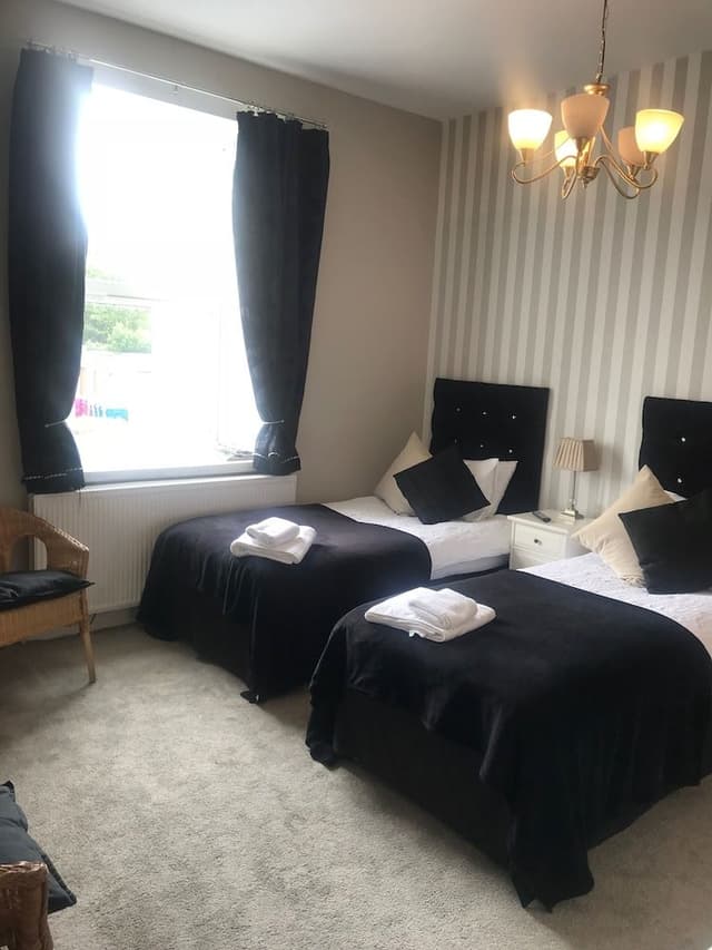Twin Room, Ensuite, Garden View (Large)