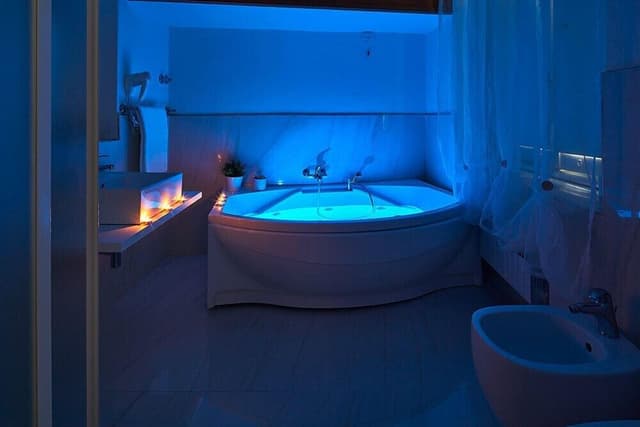 Luxury Room, Jetted Tub, Courtyard View