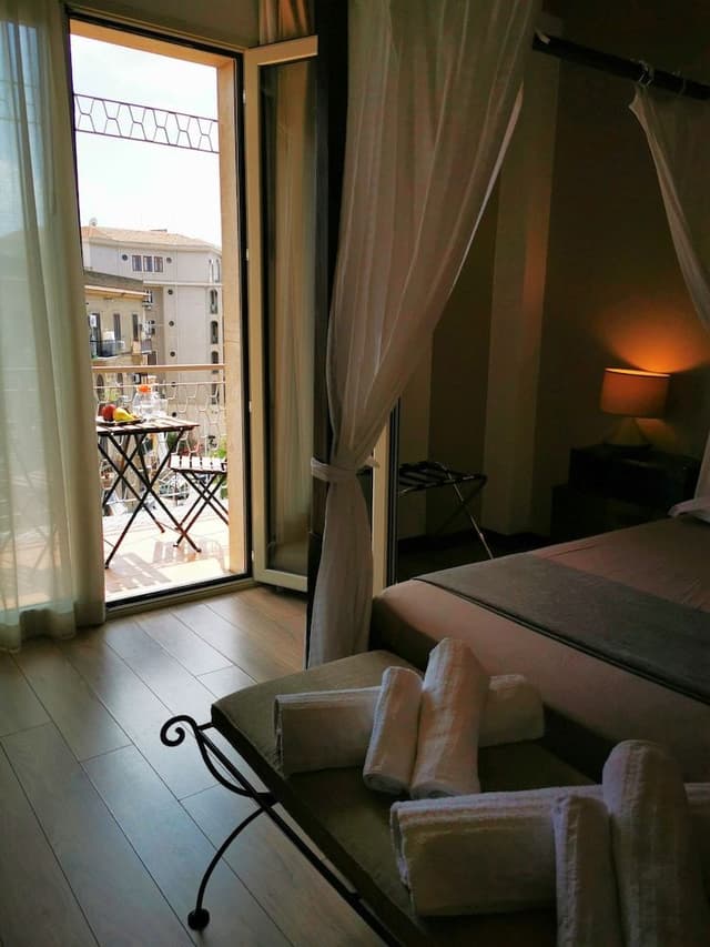 Design Triple Room, Ensuite, City View (Flavia)