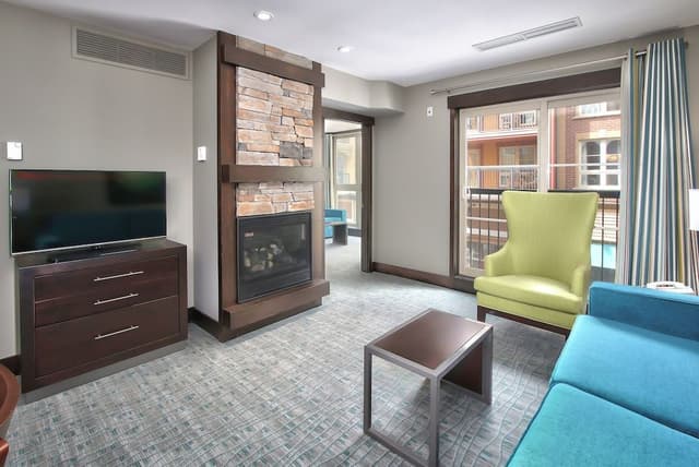 Mosaic One Bedroom with Den