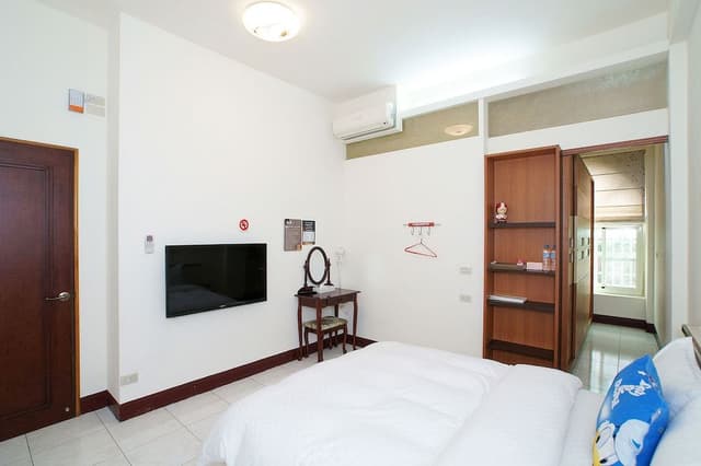 Family Suite (4-person -two rooms and one bathroom)