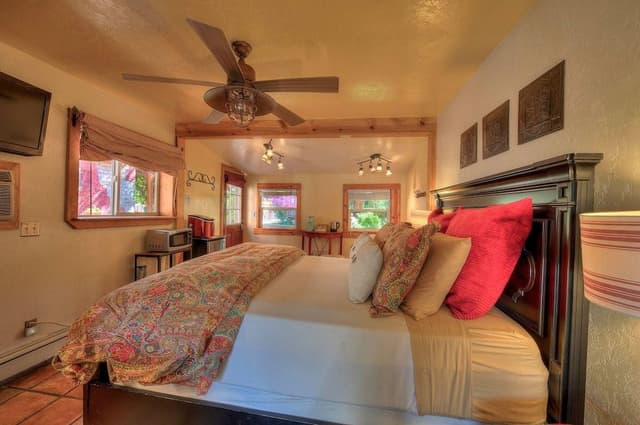 The Willow Cottage, 1 Queen Bed (Willow, Pet Friendly)