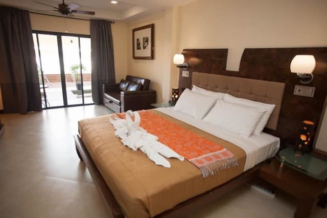 Premium Suite, 1 King Bed with Sofa bed, Bathtub, Garden View