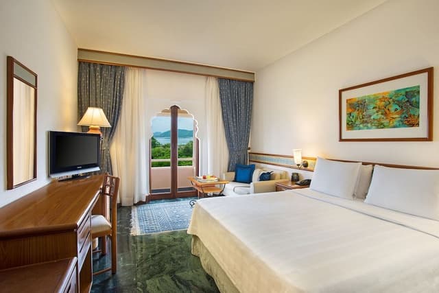Deluxe Room, 1 King Bed, Lake View