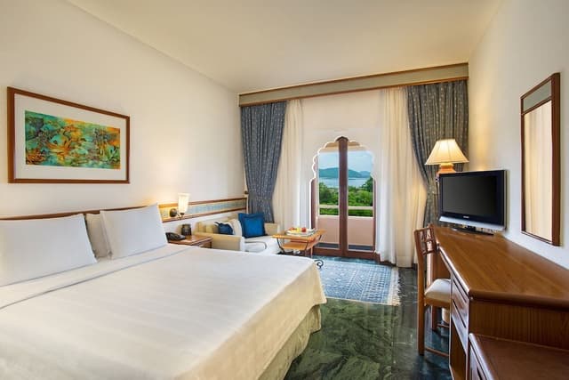 Deluxe Room, 1 King Bed, Lake View
