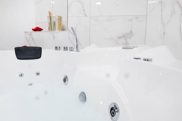 Panoramic Studio Suite, Jetted Tub