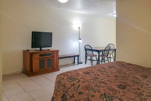 Studio Suite, 1 Queen Bed, Kitchen