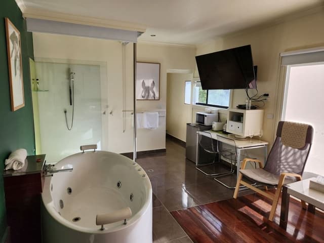 Lilly Pilly Suite - Spa Bath