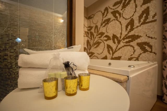 Suite, Jetted Tub