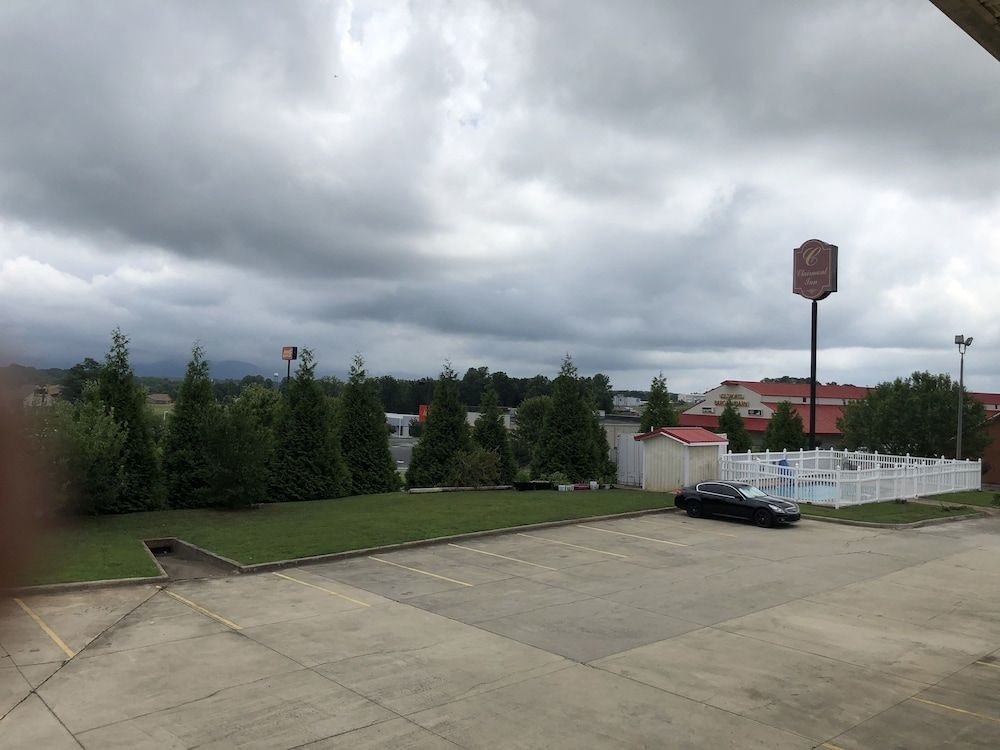 Clairmont inn0