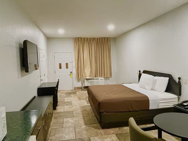Basic Room, 1 King Bed, Non Smoking