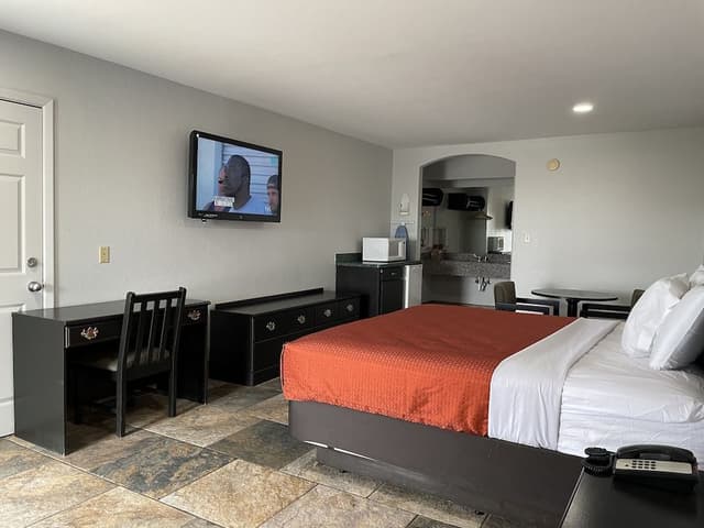 Basic Room, 1 King Bed, Non Smoking