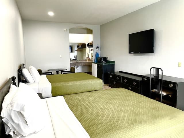 Basic Room, 2 Queen Beds, Smoking