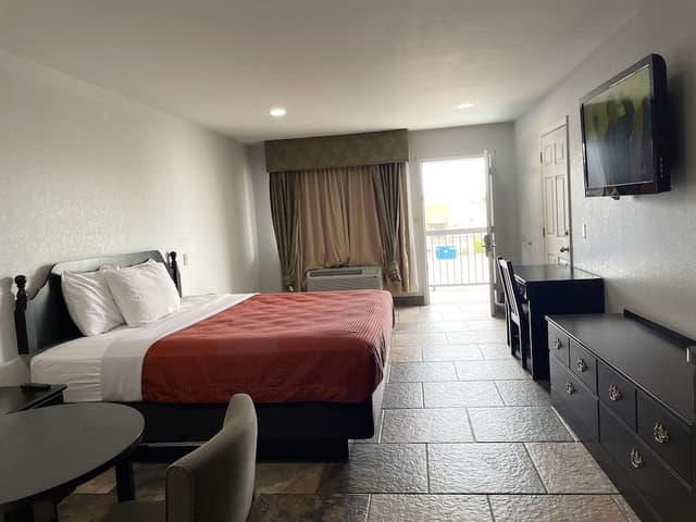 Basic Room, 1 King Bed, Non Smoking