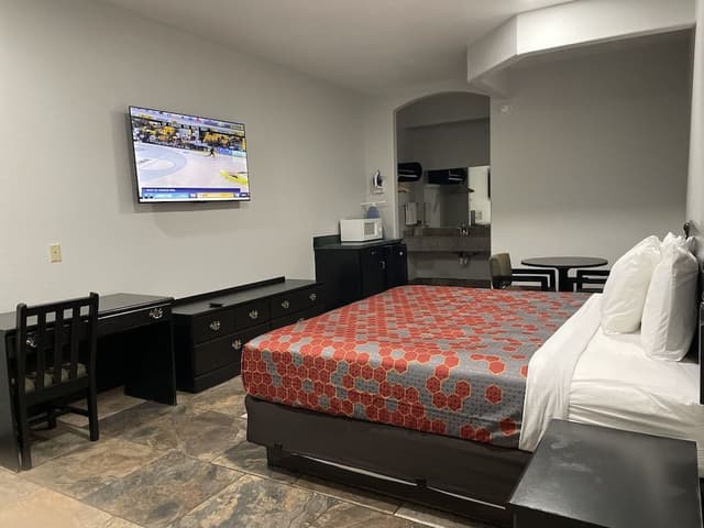 Basic Room, 1 King Bed, Non Smoking