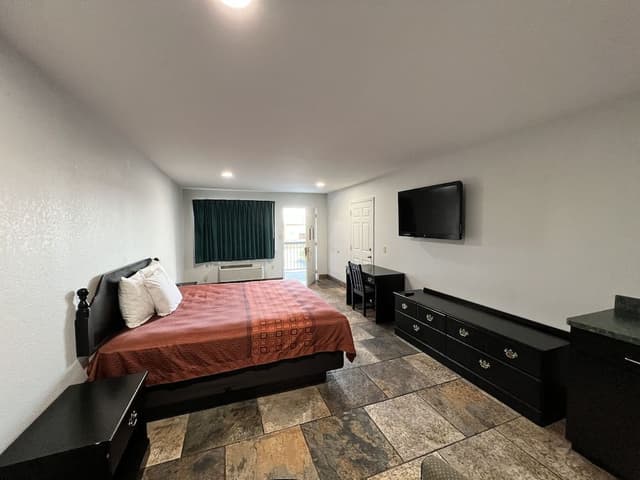 Basic Room, 1 King Bed, Non Smoking