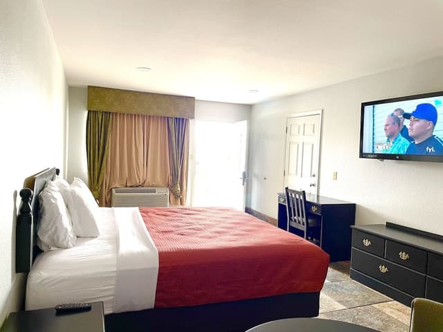 Basic Room, 1 King Bed, Non Smoking