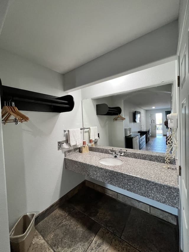 Basic Room, 1 King Bed, Smoking
