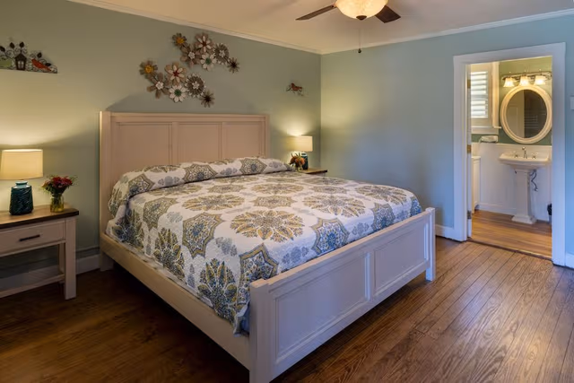 Richmond Thompson Multi-Unit with One King Bed