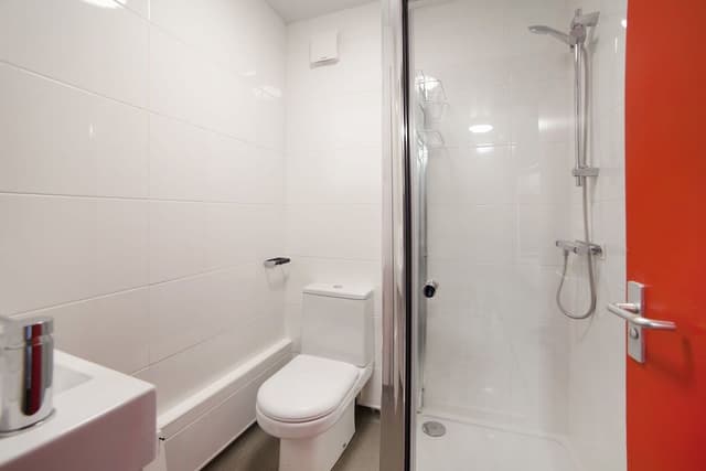 City Room, Ensuite (6 Beds)