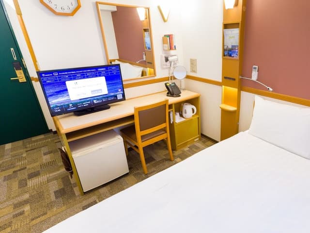 Economy Room, Smoking