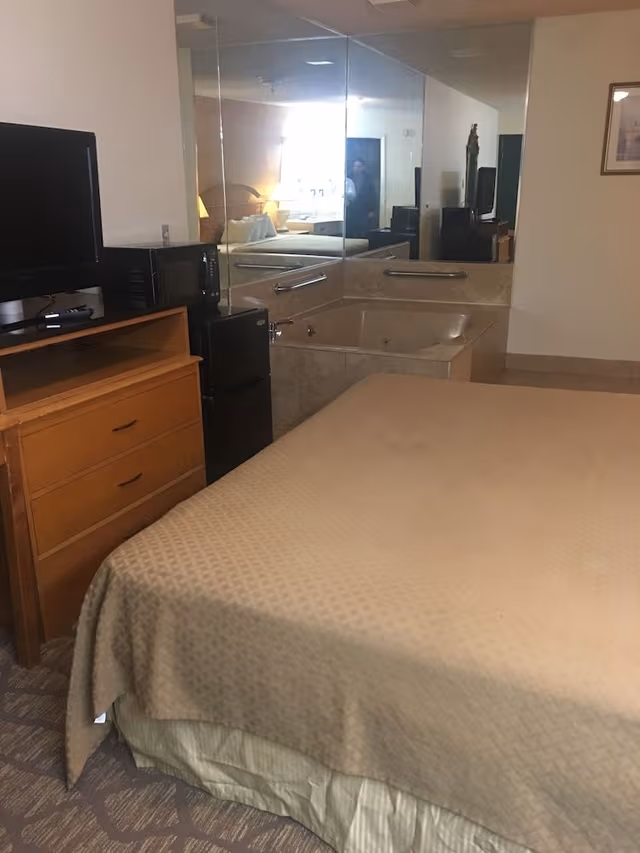 Deluxe Room, 1 King Bed, Jetted Tub