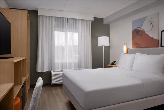 1 QUEEN BED