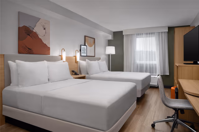 2 QUEEN BEDS