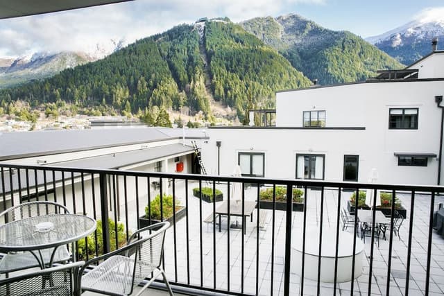 3 Bedroom, 3 Bathroom Mountain View Apartment