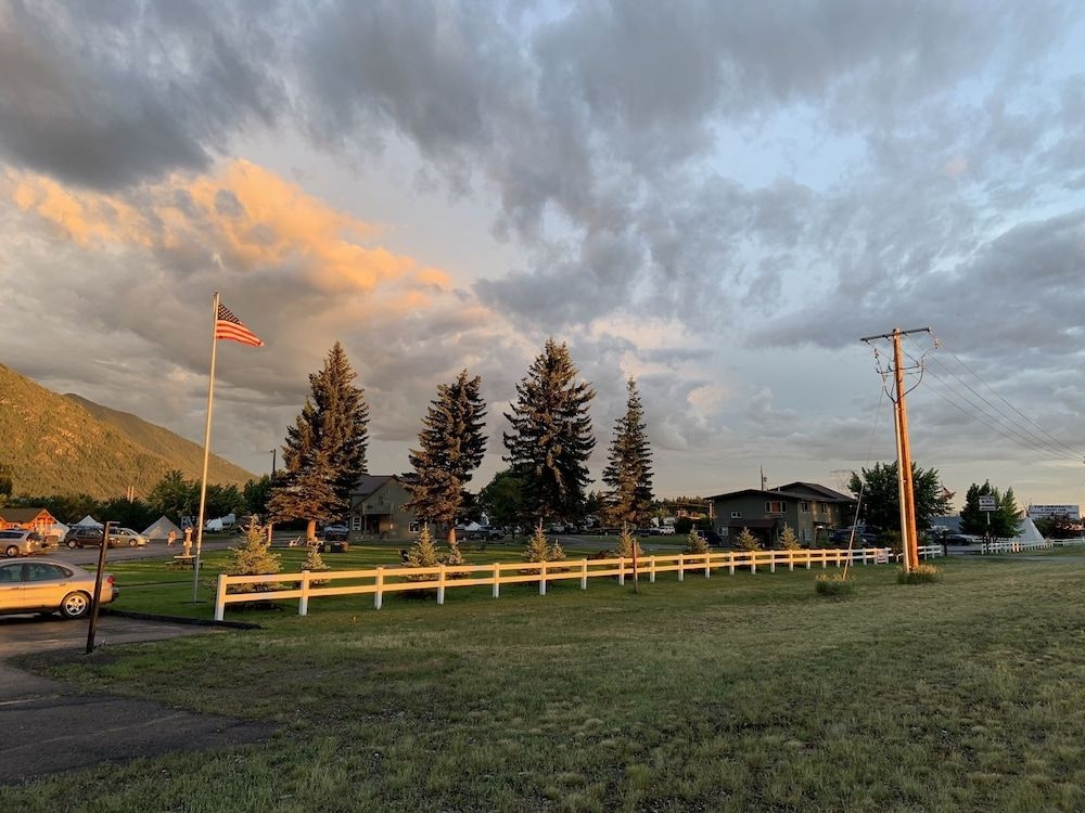 Western Inn-Glacier Park2