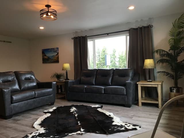 Grizzly Den Suite, 2nd Floor, No Pets; Remodeled 2018