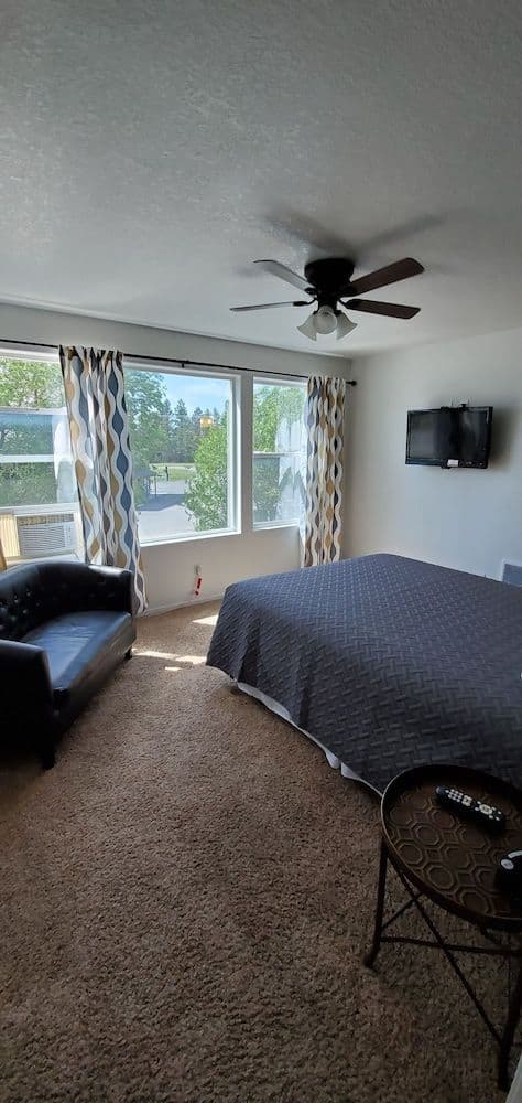 Deluxe Suite 30, 2nd Floor, No Pets