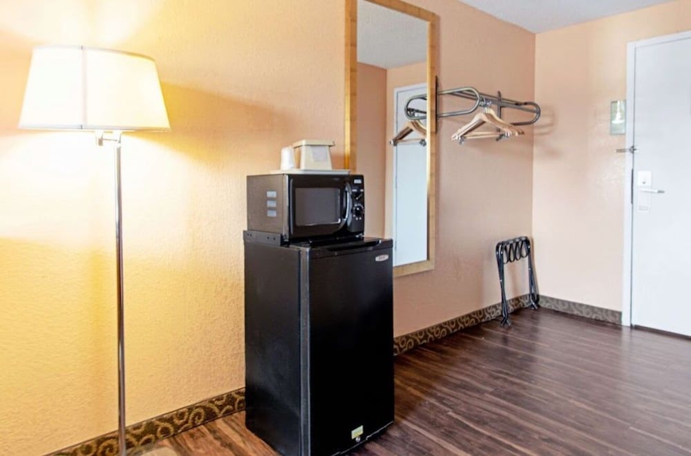 Knights Inn Utica2