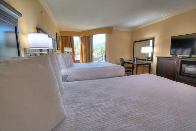 Standard Room, 2 Queen Beds, Mountainside