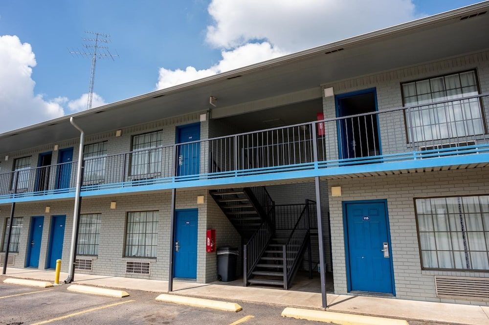 Americas Best Value Inn & Suites - Russellville1
