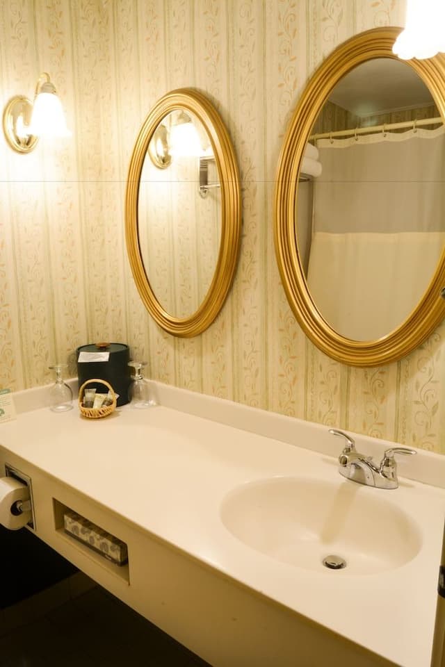 Standard Room, 1 Queen Bed