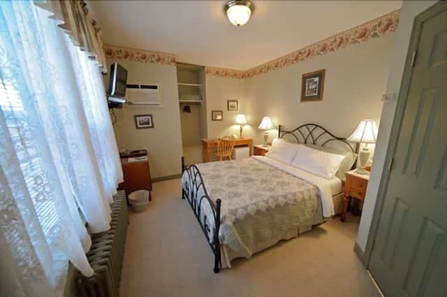 Basic Room, 1 Queen Bed (Stairs Only)