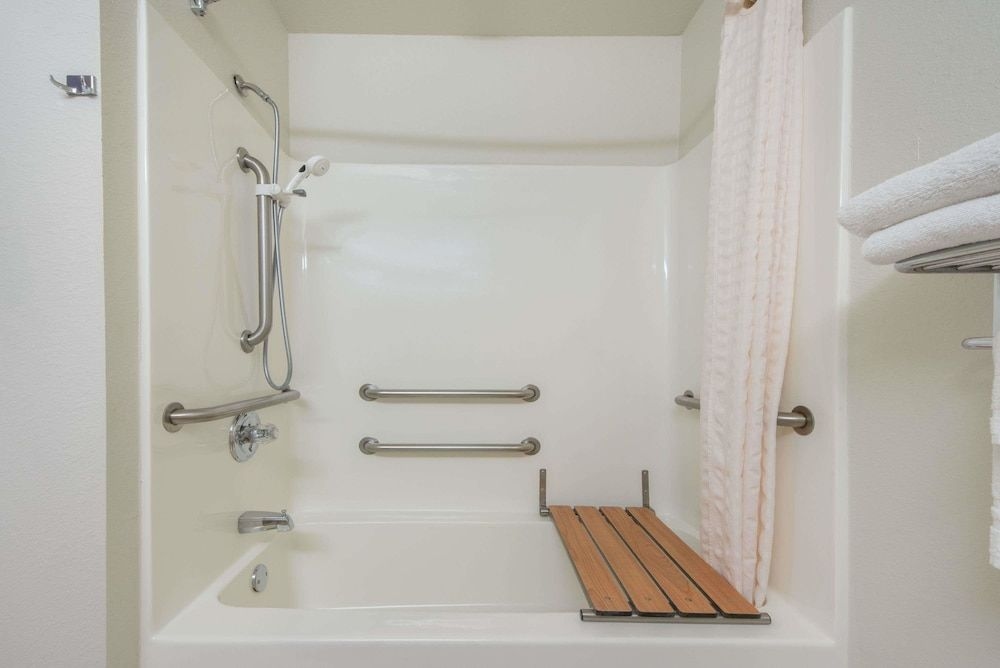 Microtel Inn & Suites by Wyndham Altus3