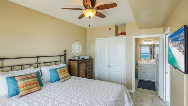 3 Bedrooms Gulf Front Condo, Beach Chairs Included