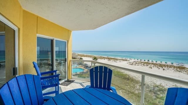 3 Bedrooms Gulf Front Condo, Beach Chairs Included